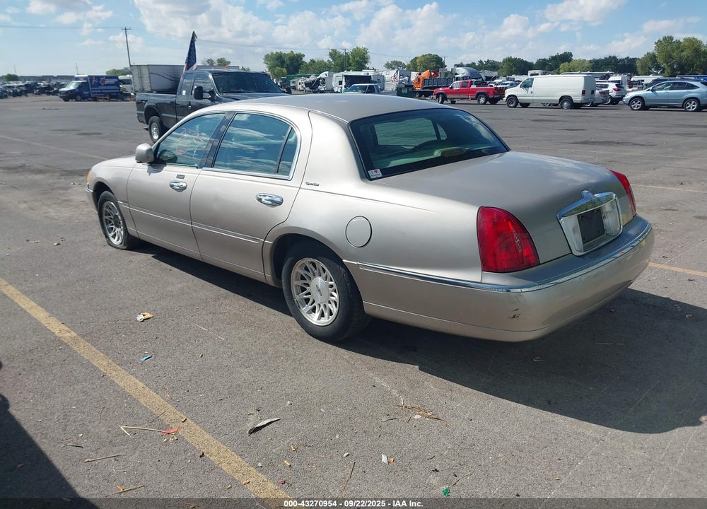 2000 LINCOLN TOWN CAR SIGNATURE VIN: 1LNHM82W3YY928837