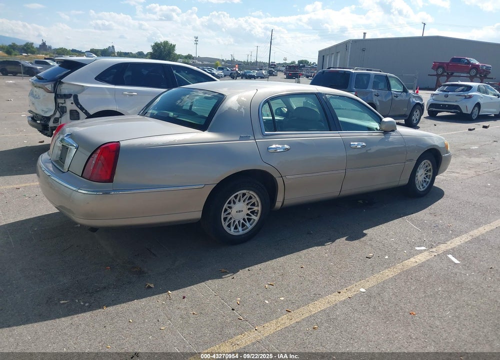 2000 LINCOLN TOWN CAR SIGNATURE VIN: 1LNHM82W3YY928837