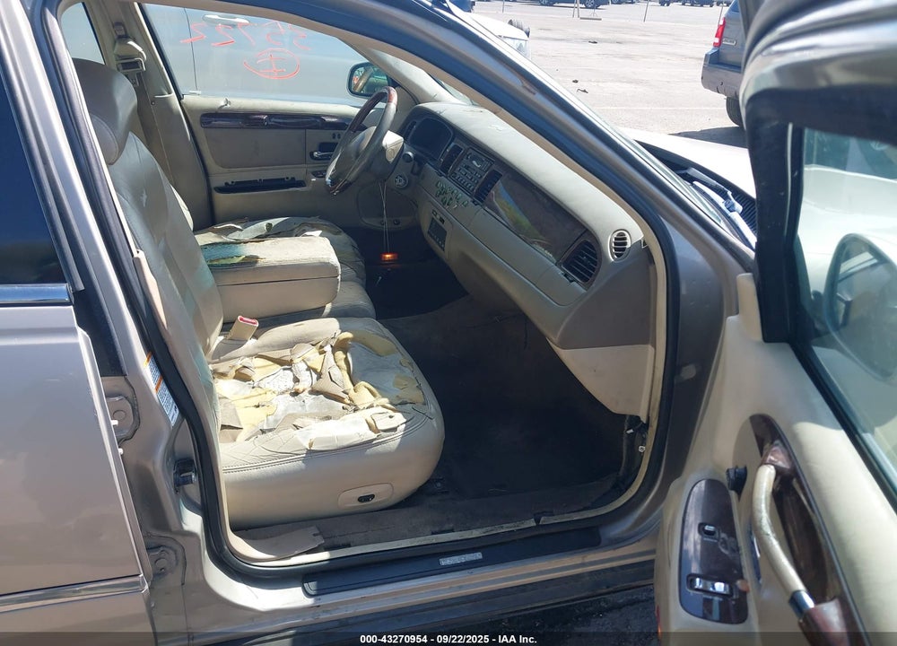 2000 LINCOLN TOWN CAR SIGNATURE VIN: 1LNHM82W3YY928837