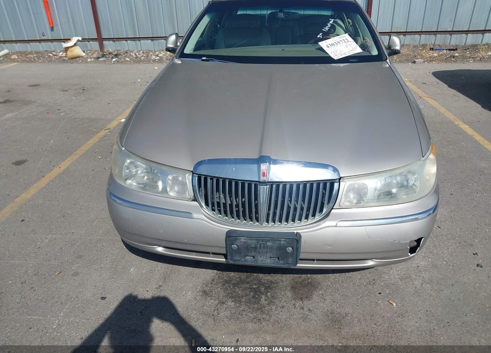 2000 LINCOLN TOWN CAR SIGNATURE VIN: 1LNHM82W3YY928837