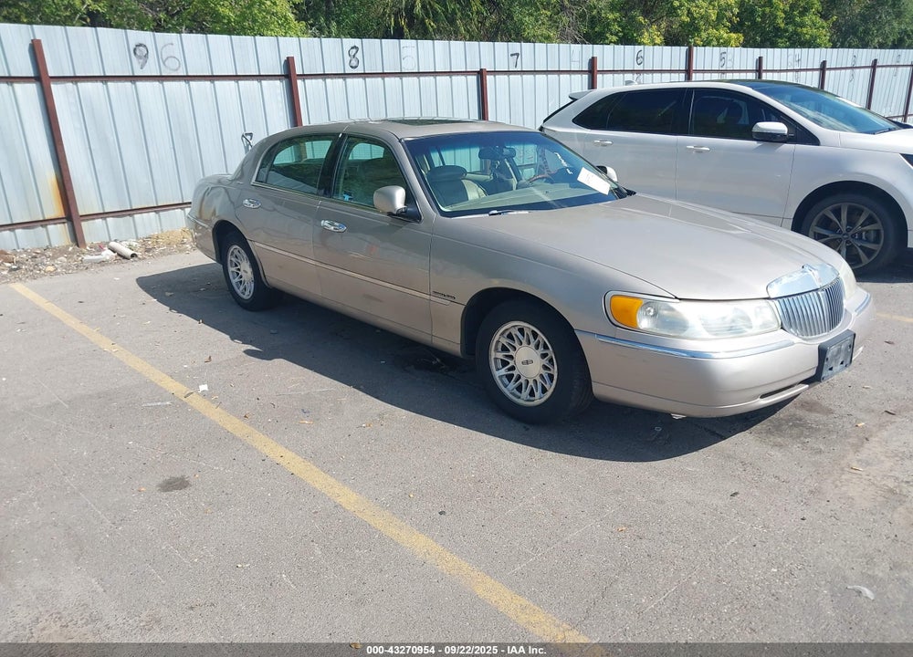 2000 LINCOLN TOWN CAR SIGNATURE VIN: 1LNHM82W3YY928837