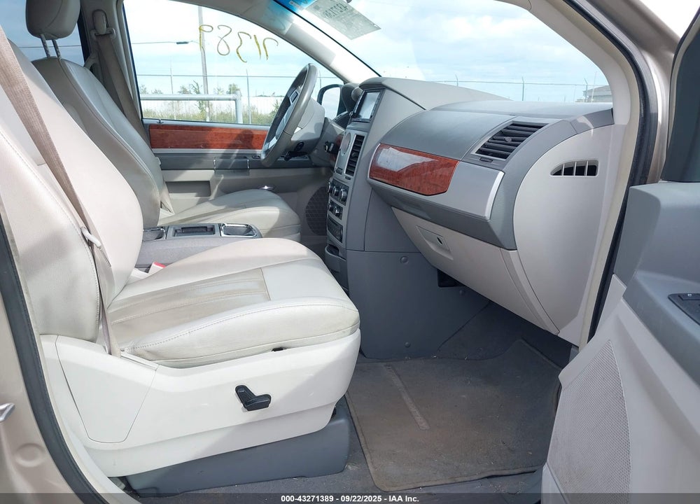 2009 CHRYSLER TOWN & COUNTRY VIN: 2A8HR541X9R591104