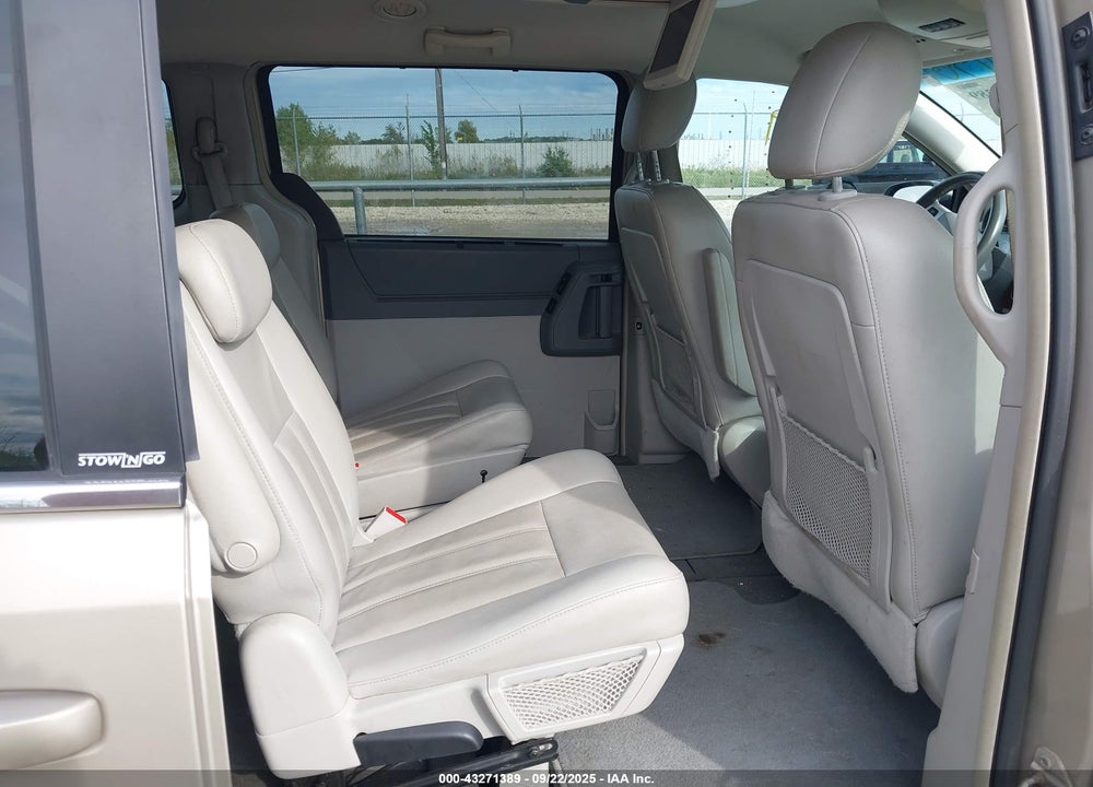 2009 CHRYSLER TOWN & COUNTRY VIN: 2A8HR541X9R591104