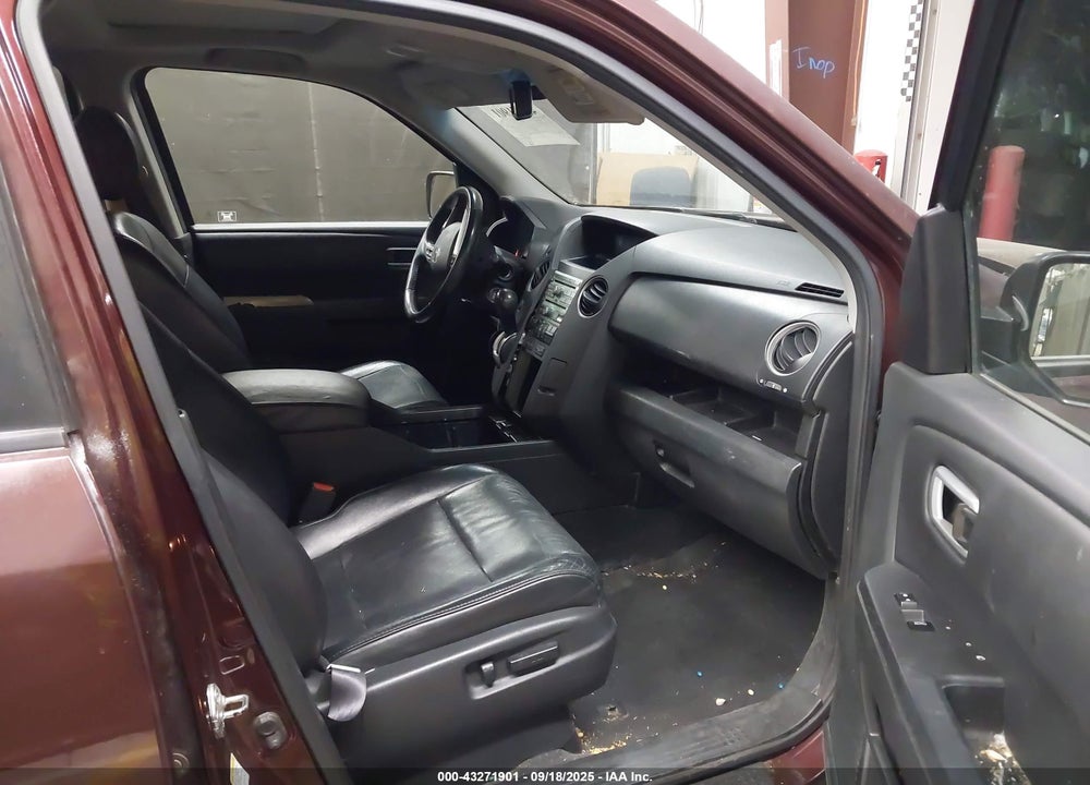 2011 HONDA PILOT VIN: 5FNYF4H60BB030105