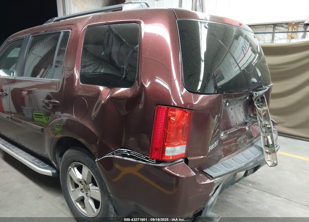 2011 HONDA PILOT VIN: 5FNYF4H60BB030105
