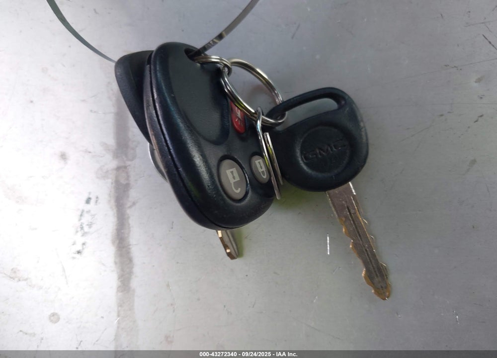 2003 GMC YUKON SLE VIN: 1GKEC13T23R142895