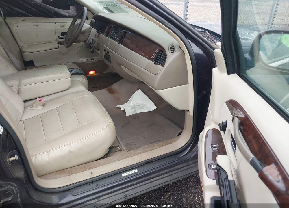 2000 LINCOLN TOWN CAR EXECUTIVE VIN: 1LNHM81WXYY808762