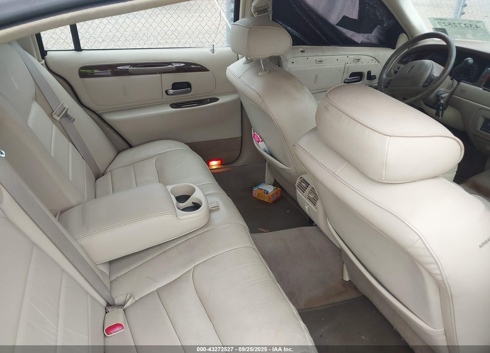 2000 LINCOLN TOWN CAR EXECUTIVE VIN: 1LNHM81WXYY808762