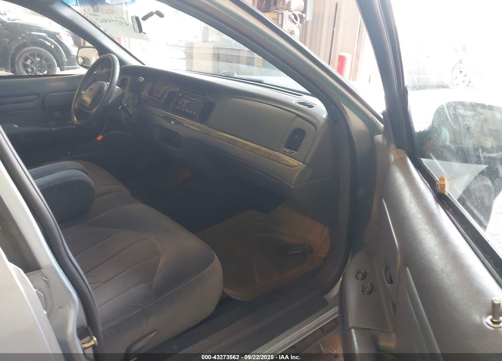 1999 FORD CROWN VICTORIA VIN: 2FAFP73W0XX120137