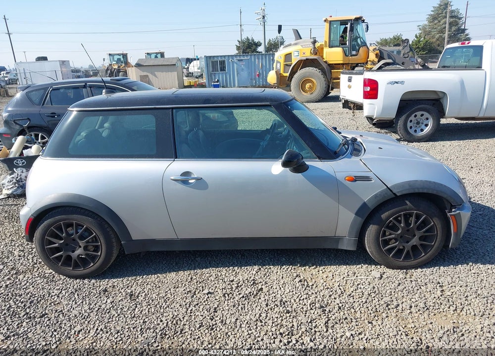 2006 MINI COOPER VIN: WMWRC33566TK67106