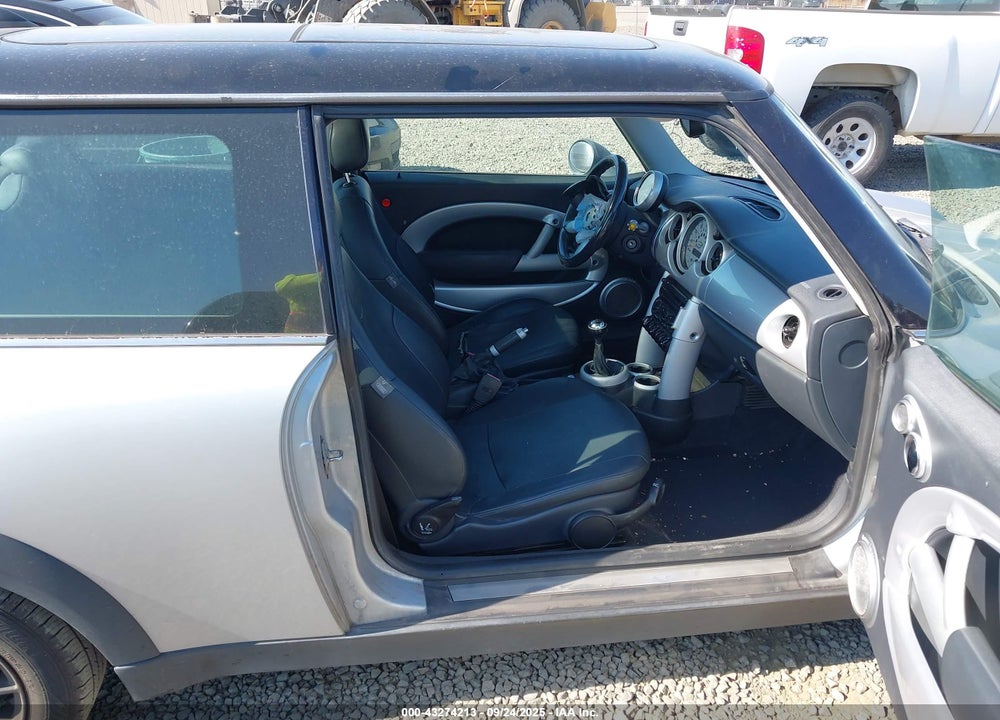 2006 MINI COOPER VIN: WMWRC33566TK67106