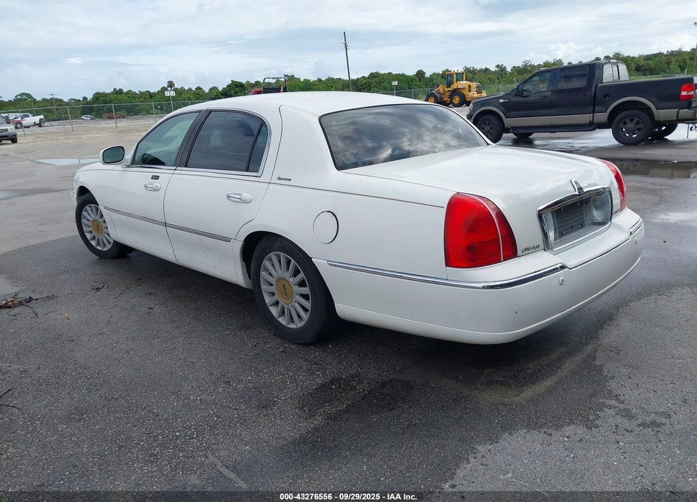 2003 LINCOLN TOWN CAR SIGNATURE VIN: 1LNHM82W63Y653151