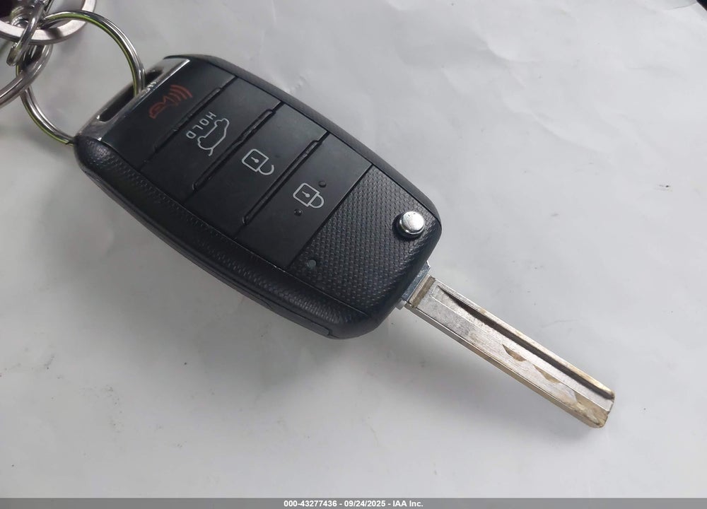 2016 KIA SORENTO 3.3L LX VIN: 5XYPG4A53GG159174