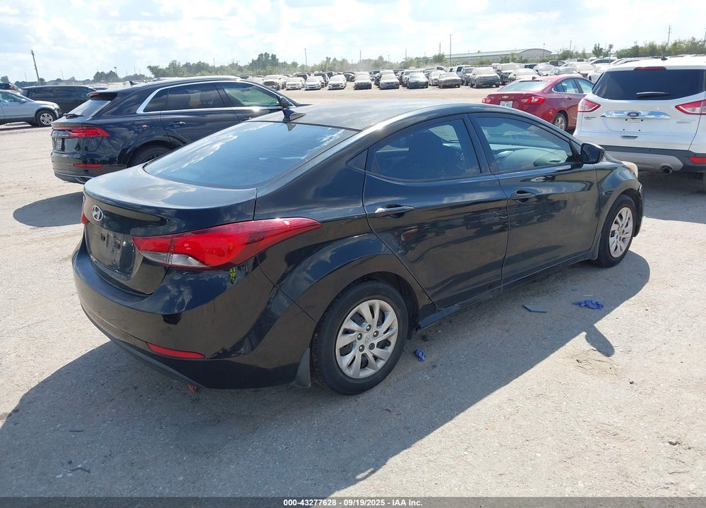 2016 HYUNDAI ELANTRA VIN: 5NPDH4AE1GH666518