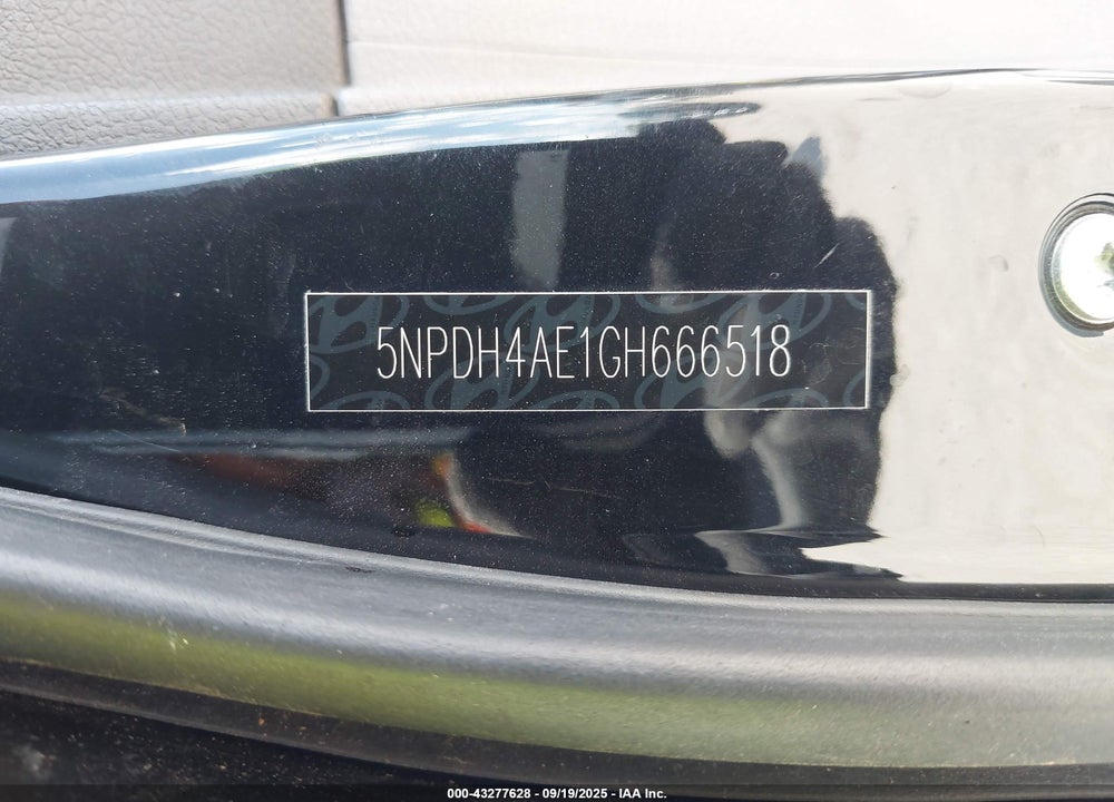 2016 HYUNDAI ELANTRA VIN: 5NPDH4AE1GH666518