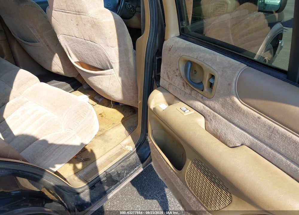 1998 CHEVROLET BLAZER LS VIN: 1GNCS13W0W2166374