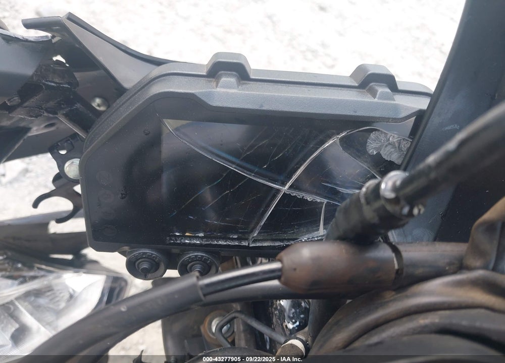 2021 YAMAHA YZFR3 A VIN: MH3RH18Y7MK008009