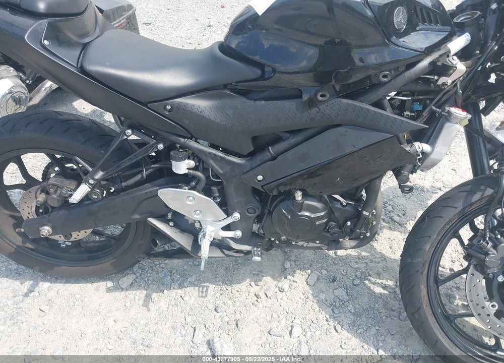 2021 YAMAHA YZFR3 A VIN: MH3RH18Y7MK008009