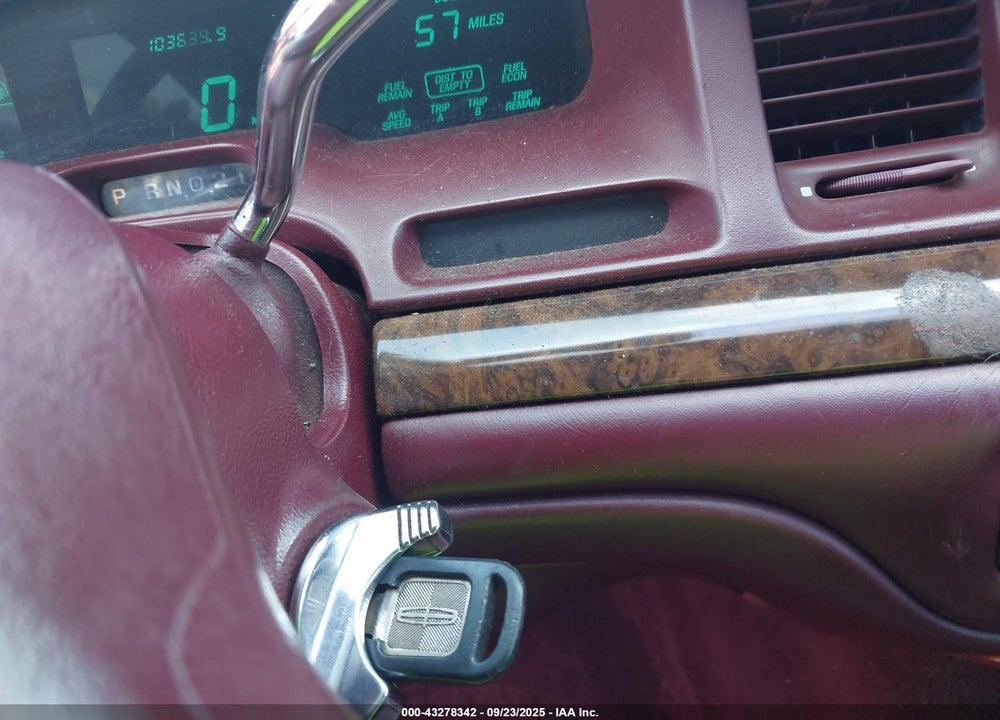 1995 LINCOLN TOWN CAR SIGNATURE/SPINNAKER VIN: 1LNLM82W1SY634483