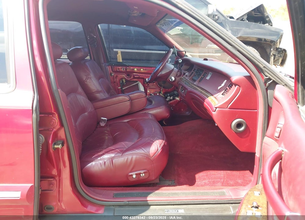 1995 LINCOLN TOWN CAR SIGNATURE/SPINNAKER VIN: 1LNLM82W1SY634483