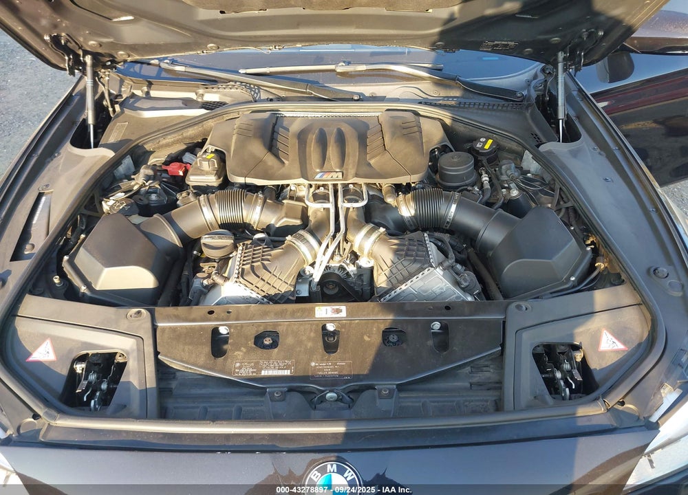 2015 BMW M5 VIN: WBSFV9C57FD595009