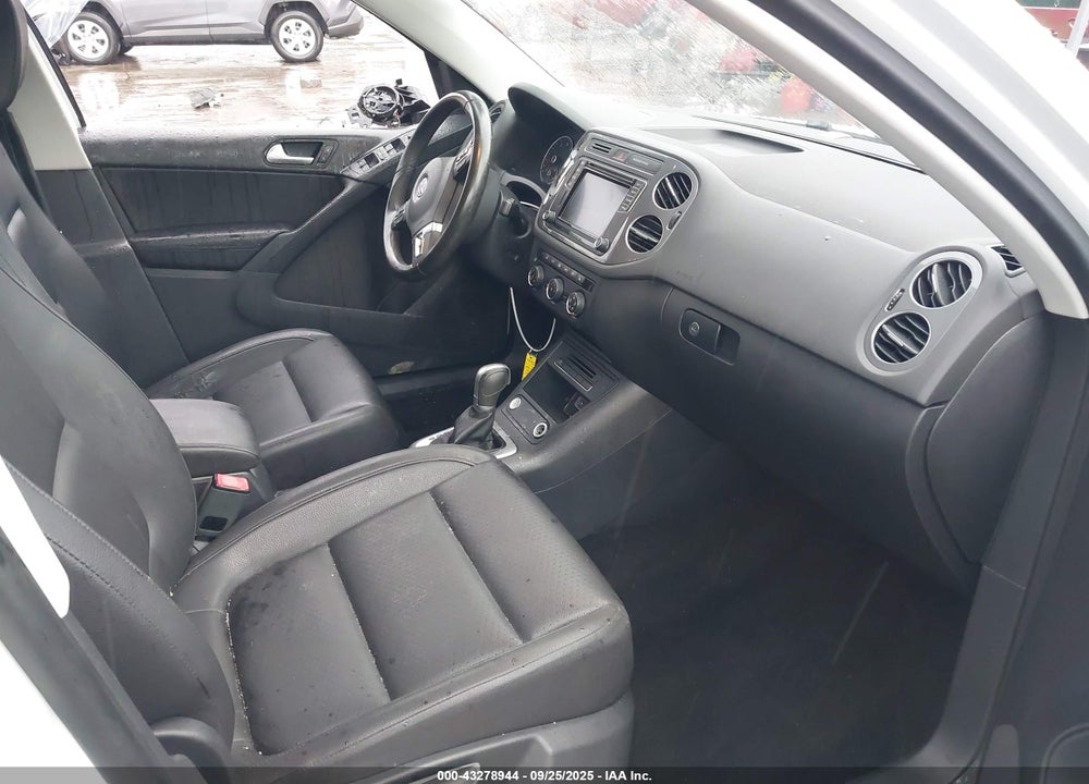 2017 VOLKSWAGEN TIGUAN VIN: WVGBV7AX9HK016742