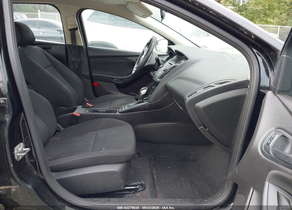 2016 FORD FOCUS VIN: 1FADP3E21GL402570