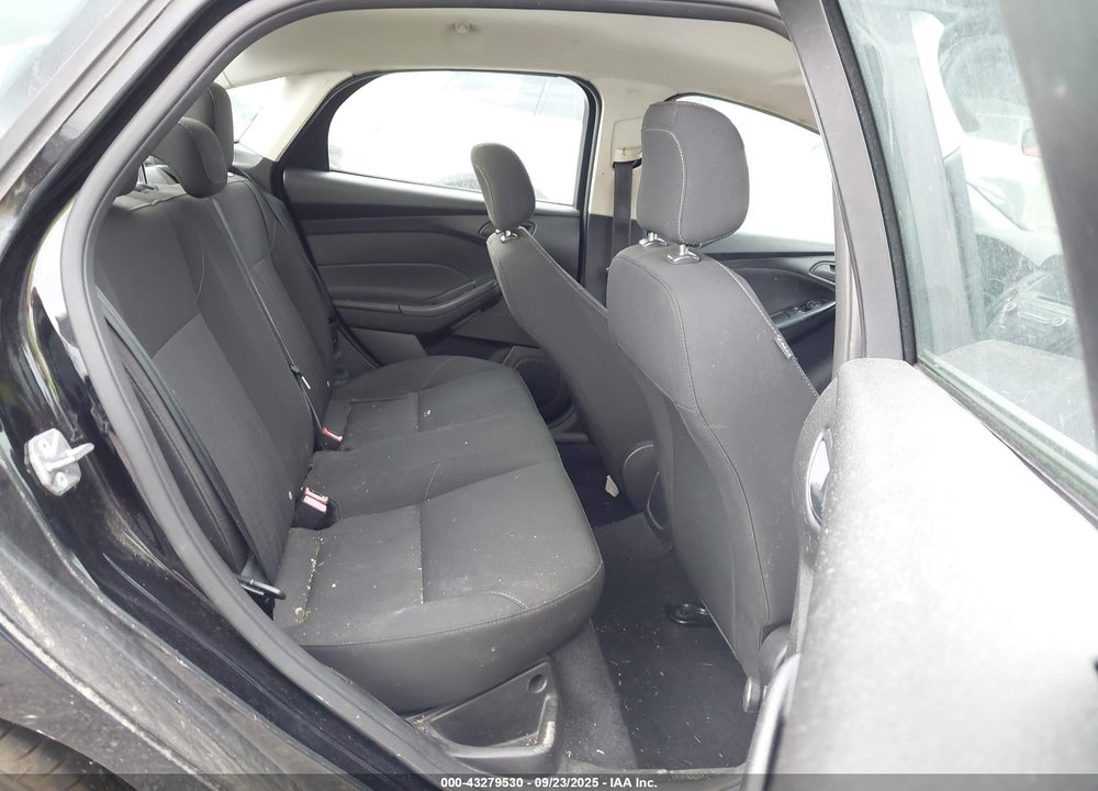 2016 FORD FOCUS VIN: 1FADP3E21GL402570