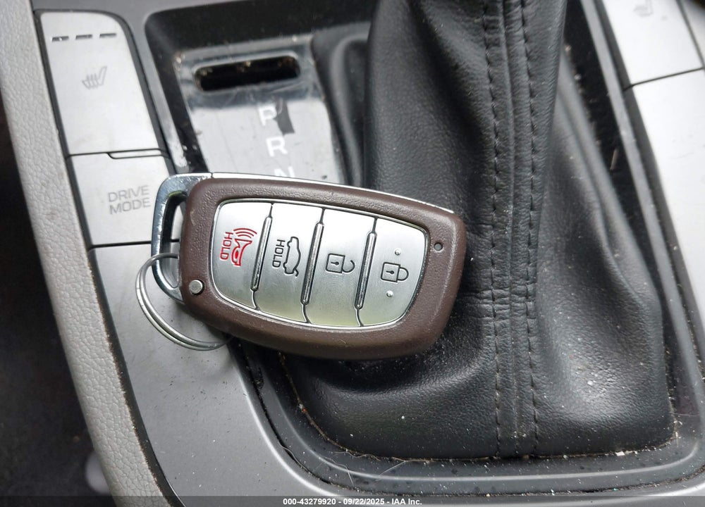 2017 HYUNDAI ELANTRA VIN: KMHD84LFXHU208243