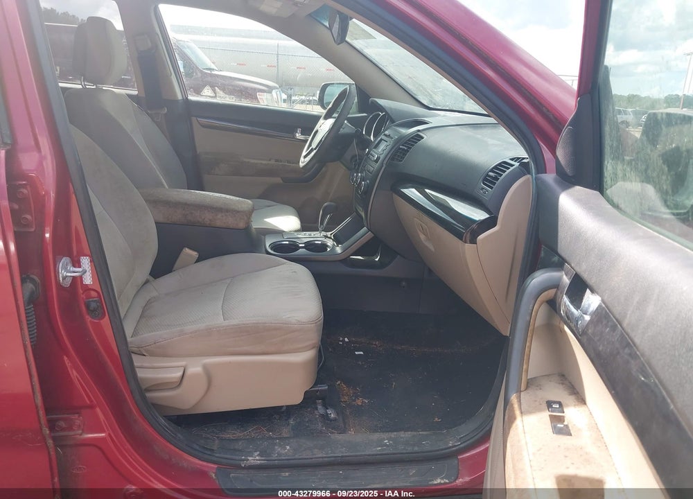 2011 KIA SORENTO VIN: 5XYKTCA13BG054205