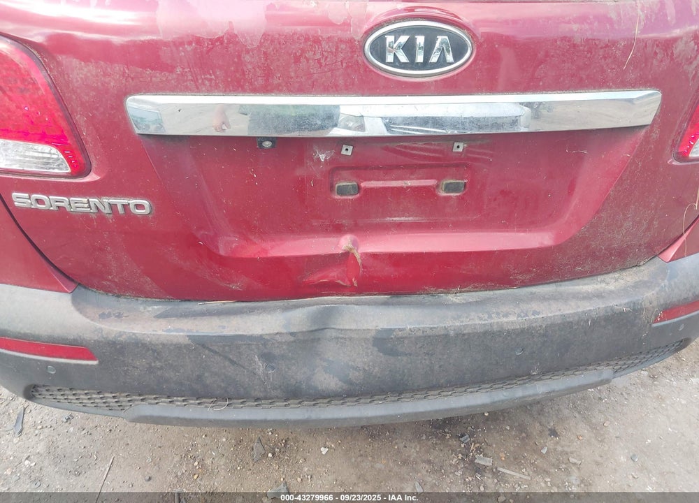 2011 KIA SORENTO VIN: 5XYKTCA13BG054205