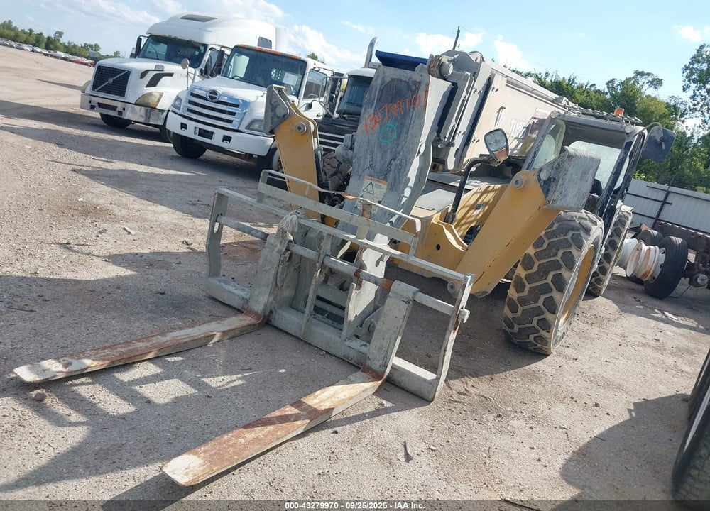 2023 CATERPILLAR TL1055 TELEHANDLER VIN: T7800996