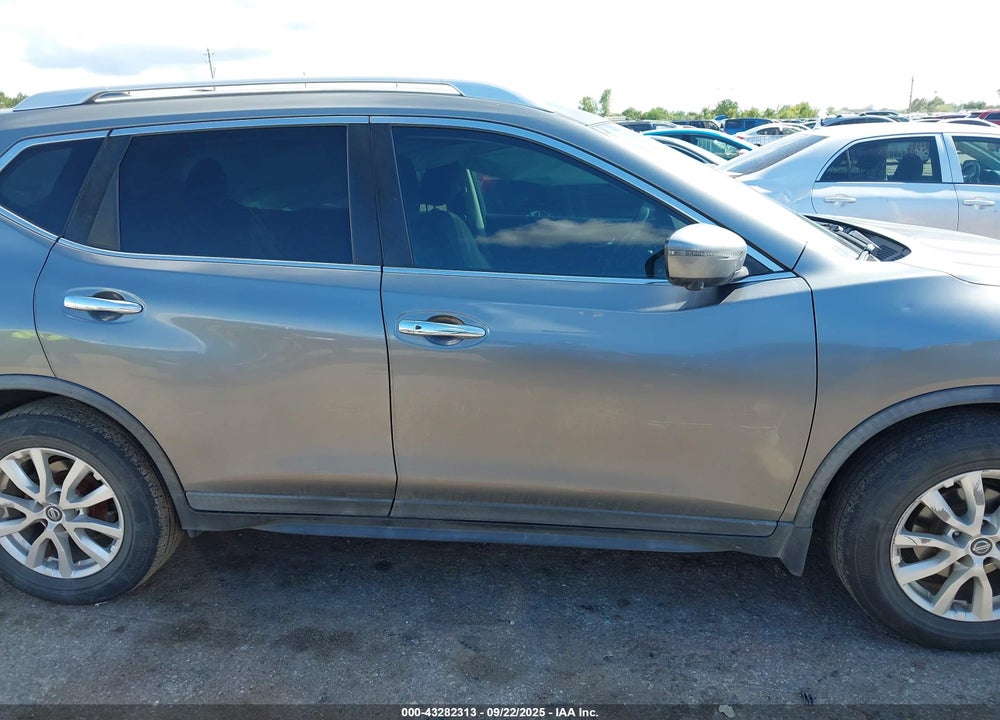2018 NISSAN ROGUE SV VIN: KNMAT2MT0JP530070