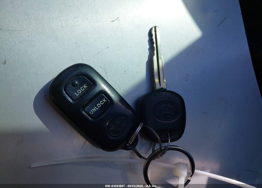 2008 TOYOTA MATRIX/XR VIN: 2T1KR32E58C720050