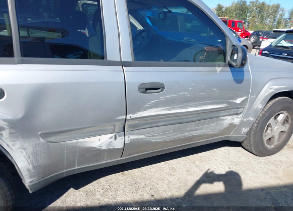 2005 CHEVROLET TRAILBLAZER LS VIN: 1GNDT13S752380873