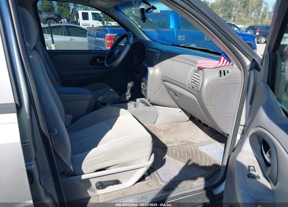 2005 CHEVROLET TRAILBLAZER LS VIN: 1GNDT13S752380873