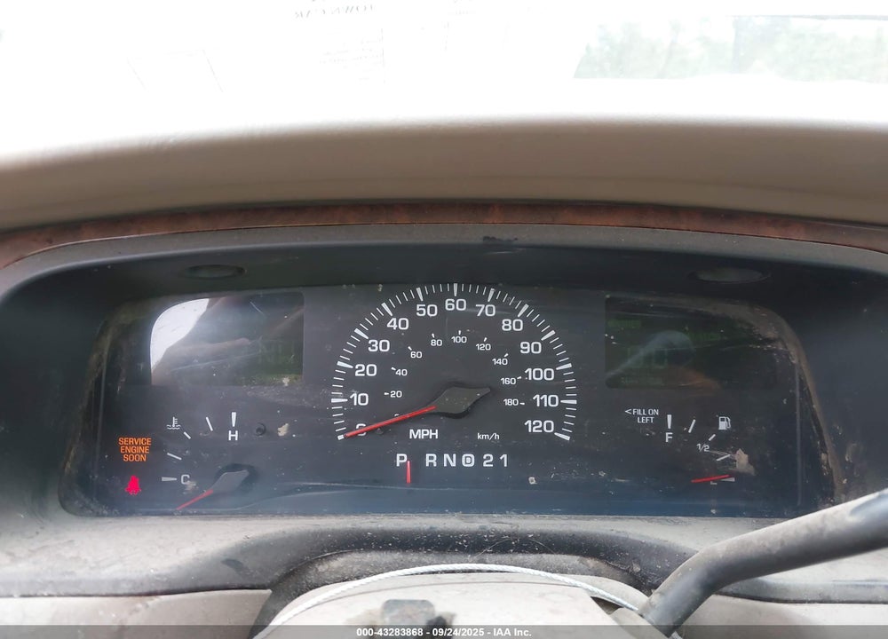2001 LINCOLN TOWN CAR SIGNATURE VIN: 1LNHM82W81Y680168