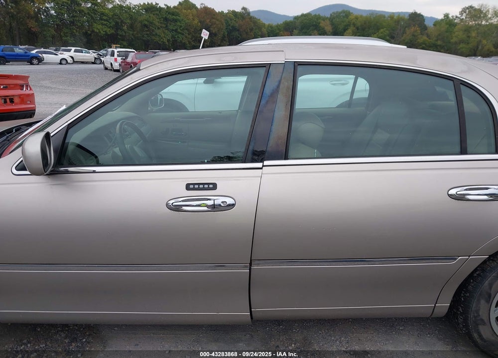 2001 LINCOLN TOWN CAR SIGNATURE VIN: 1LNHM82W81Y680168
