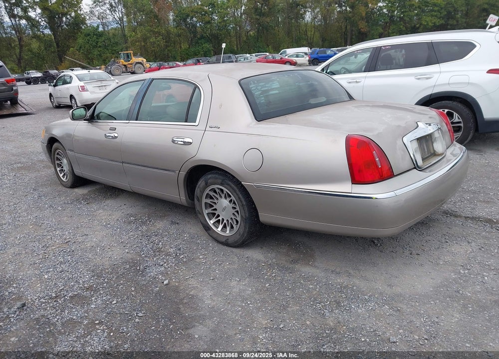 2001 LINCOLN TOWN CAR SIGNATURE VIN: 1LNHM82W81Y680168