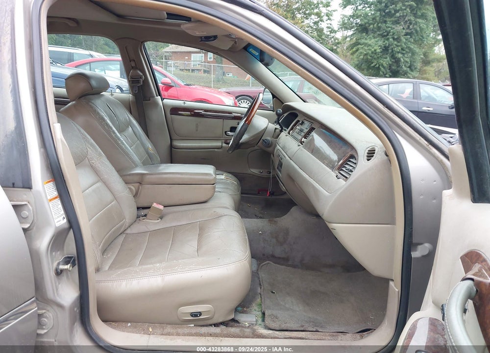 2001 LINCOLN TOWN CAR SIGNATURE VIN: 1LNHM82W81Y680168