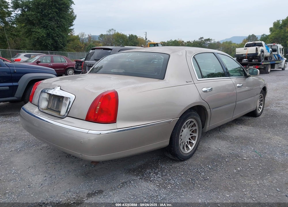 2001 LINCOLN TOWN CAR SIGNATURE VIN: 1LNHM82W81Y680168