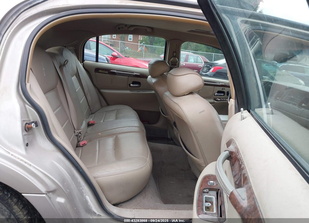 2001 LINCOLN TOWN CAR SIGNATURE VIN: 1LNHM82W81Y680168