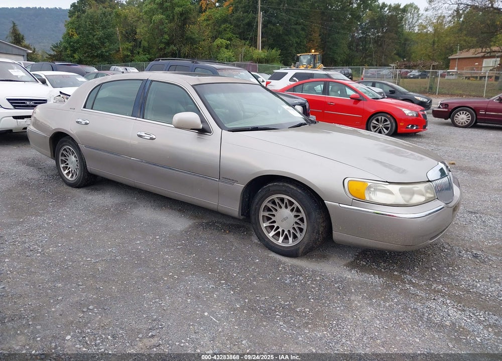 2001 LINCOLN TOWN CAR SIGNATURE VIN: 1LNHM82W81Y680168