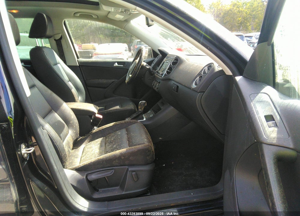 2016 VOLKSWAGEN TIGUAN VIN: WVGAV7AX3GW558857