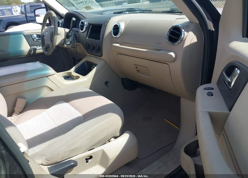2005 FORD EXPEDITION XLT VIN: 1FMPU15505LA18268