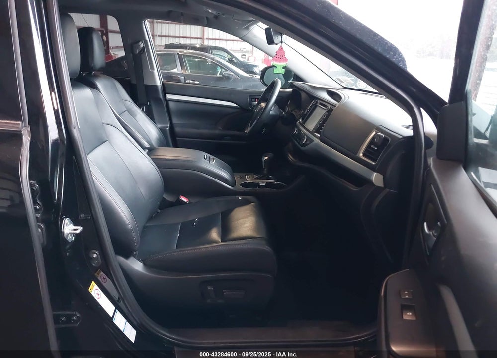 2019 TOYOTA HIGHLANDER XLE VIN: 5TDJZRFH5KS575352
