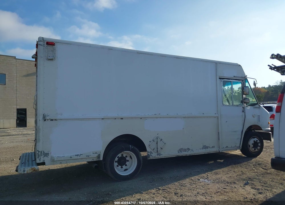 2005 FREIGHTLINER CHASSIS VIN: 4UZAANBW85CV19038