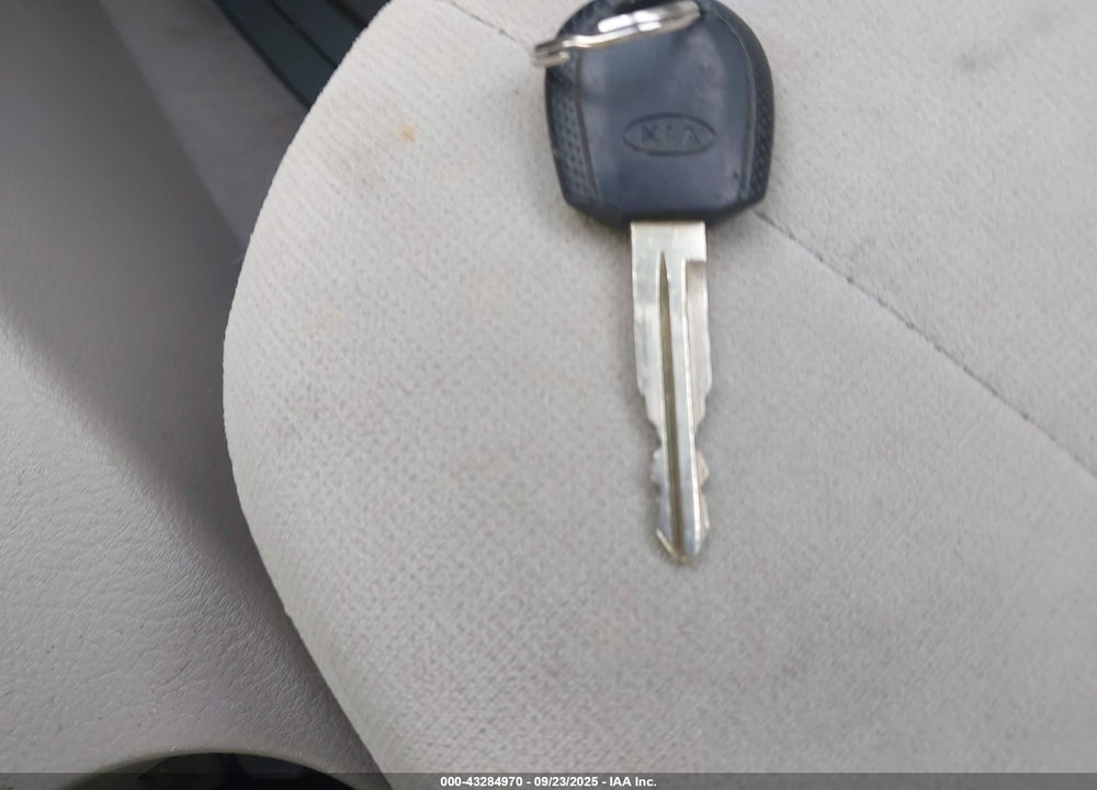 2004 KIA SPECTRA EX/LX VIN: KNAFE121945037366
