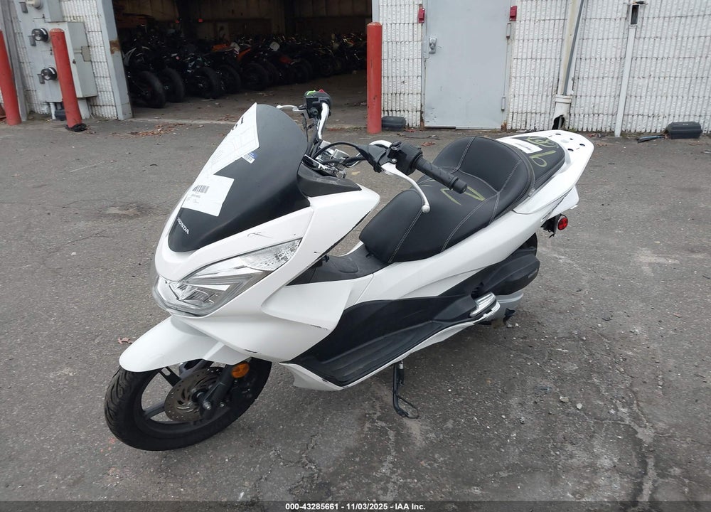 2017 HONDA PCX 150 VIN: RLHKF1805HY200659