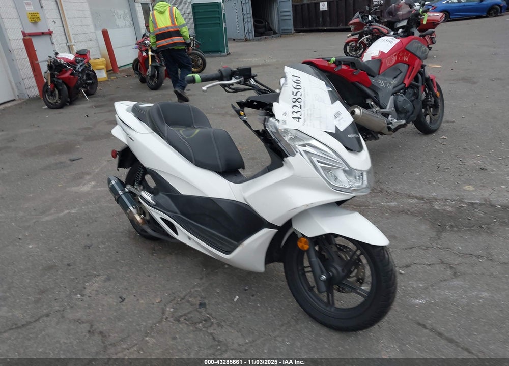 2017 HONDA PCX 150 VIN: RLHKF1805HY200659